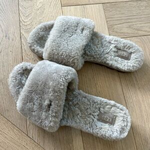 UGG SLIPPERS